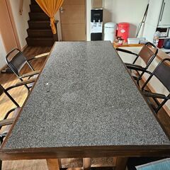 一枚石のダイニングテーブル。