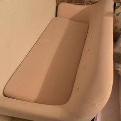 終了しました。 100円でどうぞ / 定価3万円 / 売ります / ピンク色 ソファ（ニトリ） / 2人～3人がけ 汚れありの画像