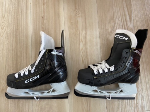 値下げしました、新品CCMアイスホッケースケート（ジュニア2.0インチ、21.8cm)、無料のCCMのショルダー、パンツ、エルボー付き!