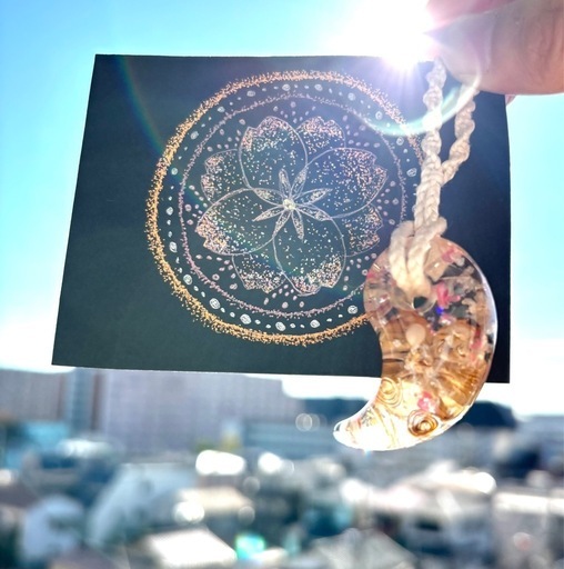 勾玉と点描曼荼羅