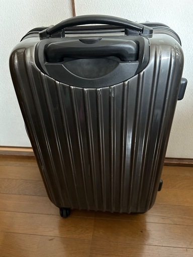 キャスター付きスーツケース。黒色。サイズ約中内高さ53×横36×厚み25。鍵2本有ります。