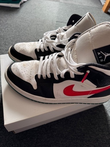 エア ジョーダン 1 ミッドBLACK/UNIVERSITY RED-WHITE
