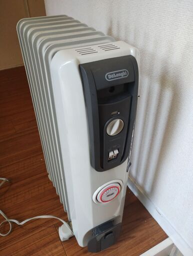 【美品】デロンギオイルヒーター1200W[H770812EFSN]
