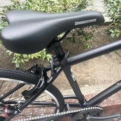 🔶新車🔶ブリヂストン　クロスバイク　150㎝～　鍵、ライト付き✨　3年間盗難補償付き✨　外装6段変速　BAA(安全基準適合車)　ローラーブレーキ　マットブラック　点検調整永久無料✨　西宮市　自転車の画像
