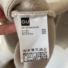 【2990円→100円】Vネックセーター　GU の画像