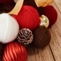 クリスマスリース　ニットリース(赤)毛糸玉リースの画像