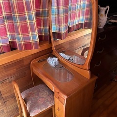大きな鏡のドレッサー（照明、椅子付き）