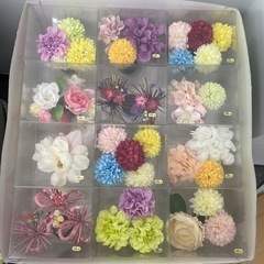 新品未使用お好きな髪飾り1点500円で販売いたします。