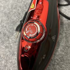 ハンガーにかけたまま、吊るしたまま使えるハンディスチーマー「スチームQプラス」レッドの画像
