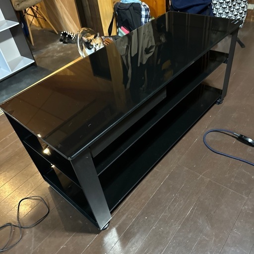 ガラスのテレビ台