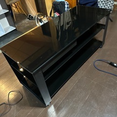 ガラスのテレビ台