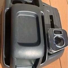 トヨタハイエースワゴン　GL ワイド用純正センターコンソール　社外ティッシュの画像