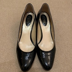 
 Pitti  のエナメル(本革)パンプス