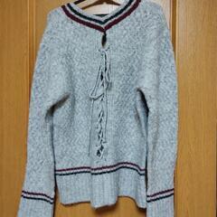 グレーのVネックニットの画像