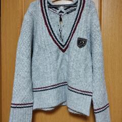 グレーのVネックニット