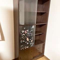 本棚(ガラス戸付き)の画像