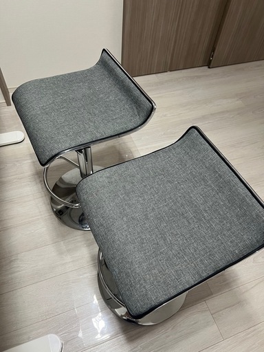 【引渡済】カウンターチェア 2脚セット リネン生地 夏に涼しい 昇降式 バーチェア 足置き付き