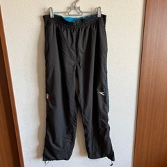 お値下げ致しました⭐️ナイロン製黒ジャージパンツ スワンロゴ　デ...