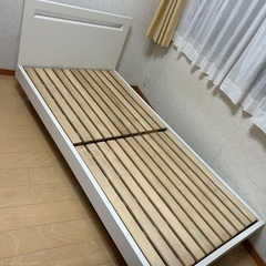 白いベッド