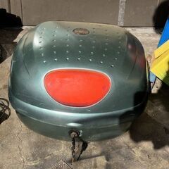 中古リアボックス　３２－３５Lくらい　鍵あり　グリーン系の画像