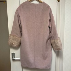 continuier de NICE CLAUP ピンクファー付き膝下丈のロングコートの画像