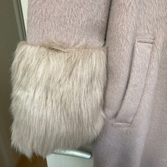 continuier de NICE CLAUP ピンクファー付き膝下丈のロングコートの画像