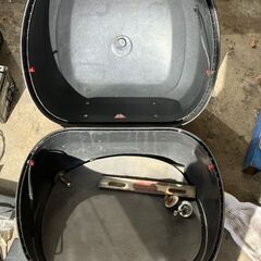 中古リアボックス　３２－３５Lくらい　鍵あり　グリーン系の画像