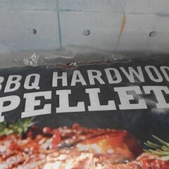 1610159 カークランドシグネチャー プレミアムブレンド BBQ ハードウッドペレット 18kg　A5917の画像