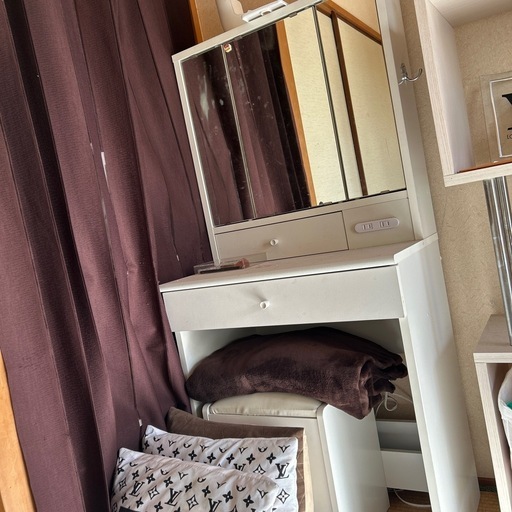 白いドレッサー