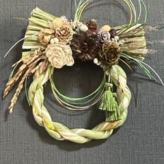 木ノ実や木で作られたお花を使って-しめ縄作り-の画像