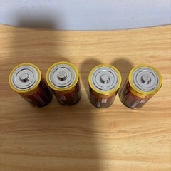 単1アルカリ乾電池4本になります。の画像