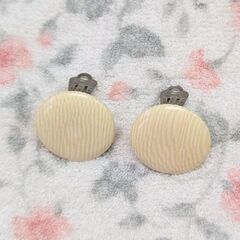 ☆イヤリング　白　中古品　の画像