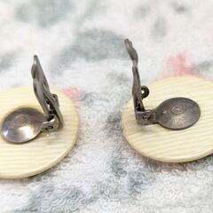 ☆イヤリング　白　中古品　の画像