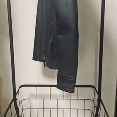【値下】
直接受渡限定！　ブラック　バスケット付きスチールハンガ...