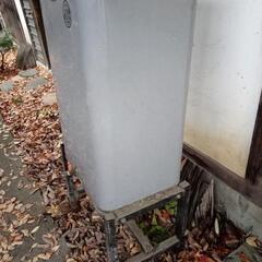 サンダイヤ　レトロなオイルタンク188リットル　幅約60cm　奥行約42cm　高さ約138cmの画像