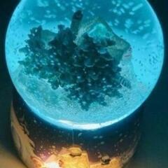 スノードーム クリスマス クリスタルボール 癒しBGM オルゴール付 32曲 冬の風景 回転式 LEDライト ランダム変色 お部屋の電飾 USB充電式☆特大
♦定価：50000円の画像