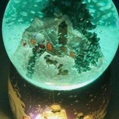 スノードーム クリスマス クリスタルボール 癒しBGM オルゴール付 32曲 冬の風景 回転式 LEDライト ランダム変色 お部屋の電飾 USB充電式☆特大
♦定価：50000円の画像