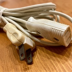 延長コード 白の画像