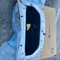 プリウス　後期　DAA-ZVW30　ボンネットフード　凹み無し　カラー：070 メーカー:トヨタ 車名:プリウス グレード:S 排気量:1,800 cc 年式:平成23年(2011年)9月の画像