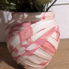 花瓶付きバラの造花の画像