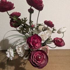 花瓶付きバラの造花の画像