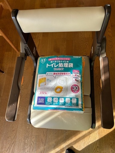 介護用 ポータブルトイレ
パナソニック家具調トイレ<座楽>新品 