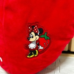 ※近日リサイクルショップへ ほぼ未使用 ディズニー ミニー 大きないちごのぬいぐるみ クレーンゲーム景品❁¨̮の画像
