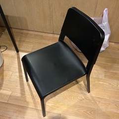 IKEAの机と椅子の画像