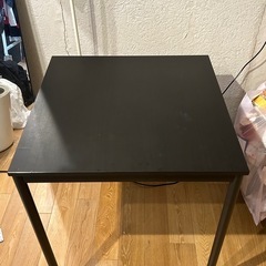 IKEAの机と椅子