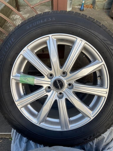 215/60r17のホイール付きスタッドレスタイヤ4本