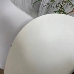 丸テーブルとイームスチェア二脚の画像