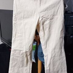 コールテンパンツ７号色は写真より、黄みがかっています。
