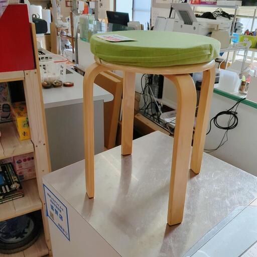 丸イス☆木製、クッション付き、在庫２個【こちらは店舗です。浜村鹿野温泉ICから3分 買取本舗 宮本リサイクル 営業時間9～19時 定休日水曜のみ←連絡できませんm(_ _)m】