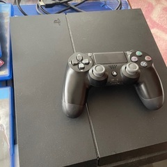 PS4本体とソフト4本セットの画像